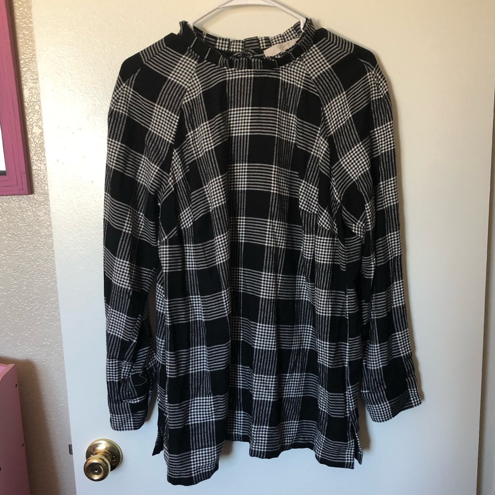 5/$25 👕 Cute long sleeve top with ruffled neckline by Loft!